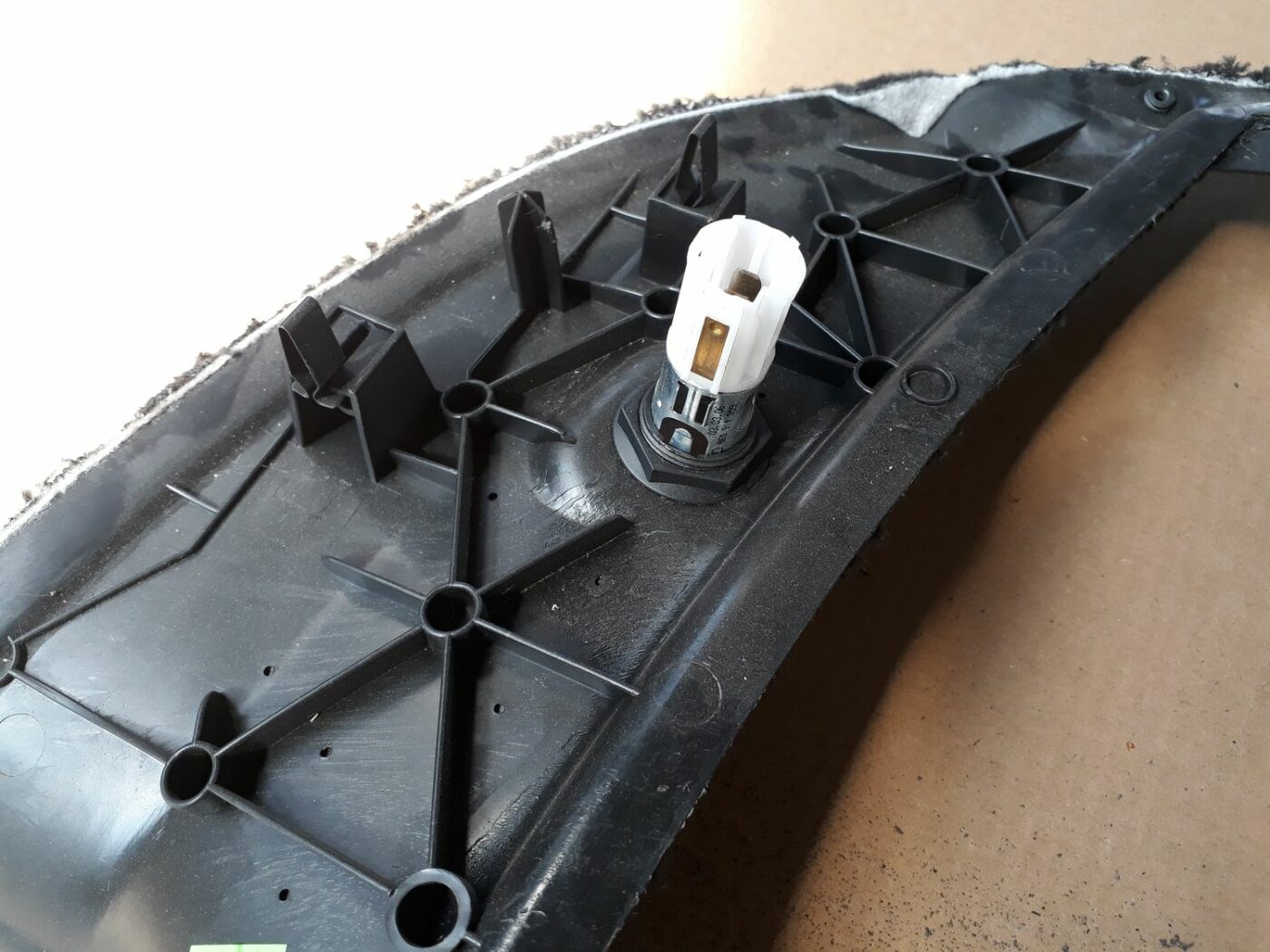 Bagāžnieka nodalījuma sānu apdare priekš AUDI A6 AVANT 2006 4 Bagāžnieka nodalījuma sānu apdare priekš AUDI A6 AVANT 2006