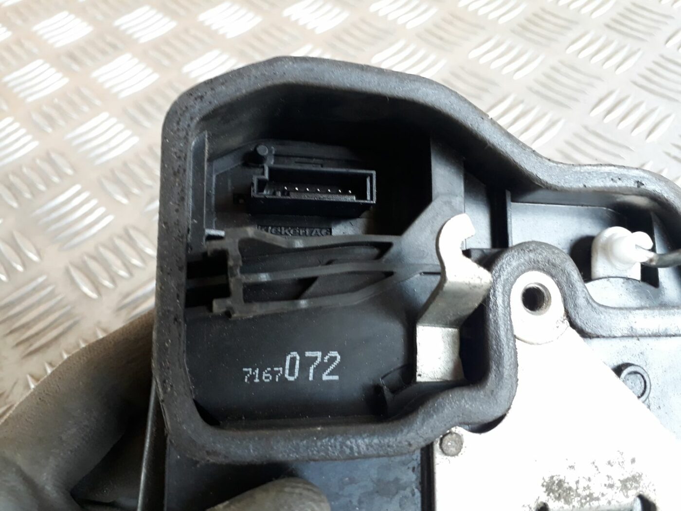 Priekšējo labo durvju slēdzene priekš BMW 530D E61 2006 TOURING BLUE 3 Priekšējo labo durvju slēdzene priekš BMW 530D E61 2006 TOURING BLUE