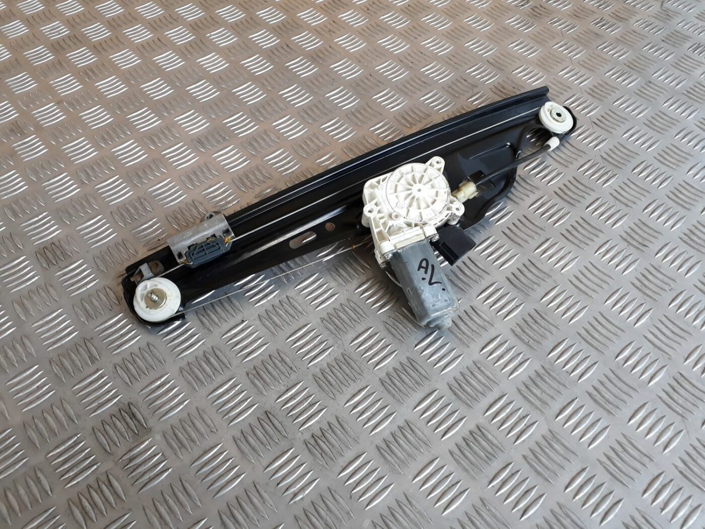 Stikla pacelšanas mehānisms aizmugurējais labais priekš BMW 530D E61 2006 TOURING BLUE 2 Stikla pacelšanas mehānisms aizmugurējais labais priekš BMW 530D E61 2006 TOURING BLUE