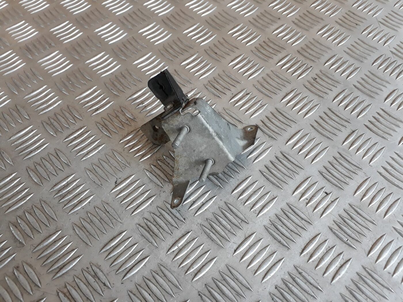 Hidrauliska pastiprinātāja kronšteins priekš BMW 530D E61 2006 TOURING BLUE 1 Hidrauliska pastiprinātāja kronšteins priekš BMW 530D E61 2006 TOURING BLUE