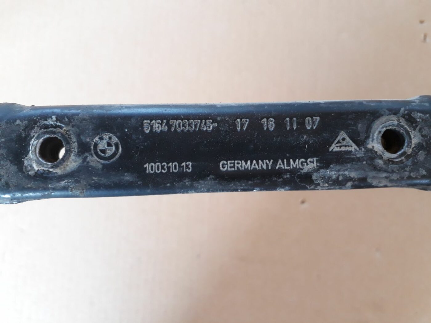 Radiatora kronšteins priekš BMW 530D E61 2006 TOURING BLUE 3 Radiatora kronšteins priekš BMW 530D E61 2006 TOURING BLUE