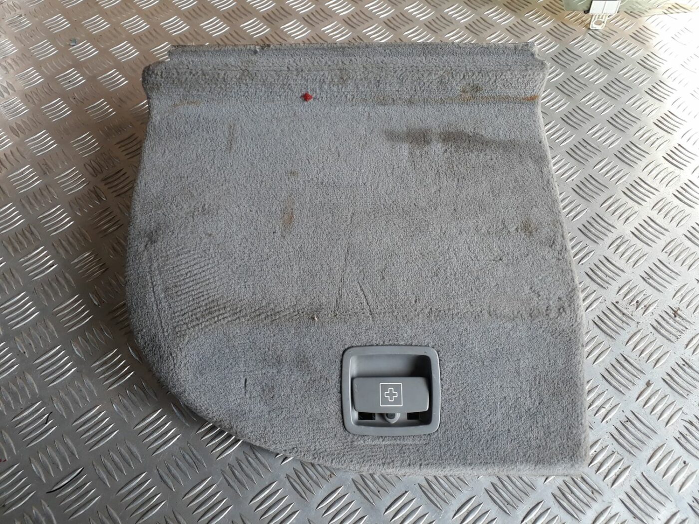 Bagāžnieka nodalījuma sānu apdares lūka priekš BMW 530D E61 2006 TOURING BLUE 1 Bagāžnieka nodalījuma sānu apdares lūka priekš BMW 530D E61 2006 TOURING BLUE