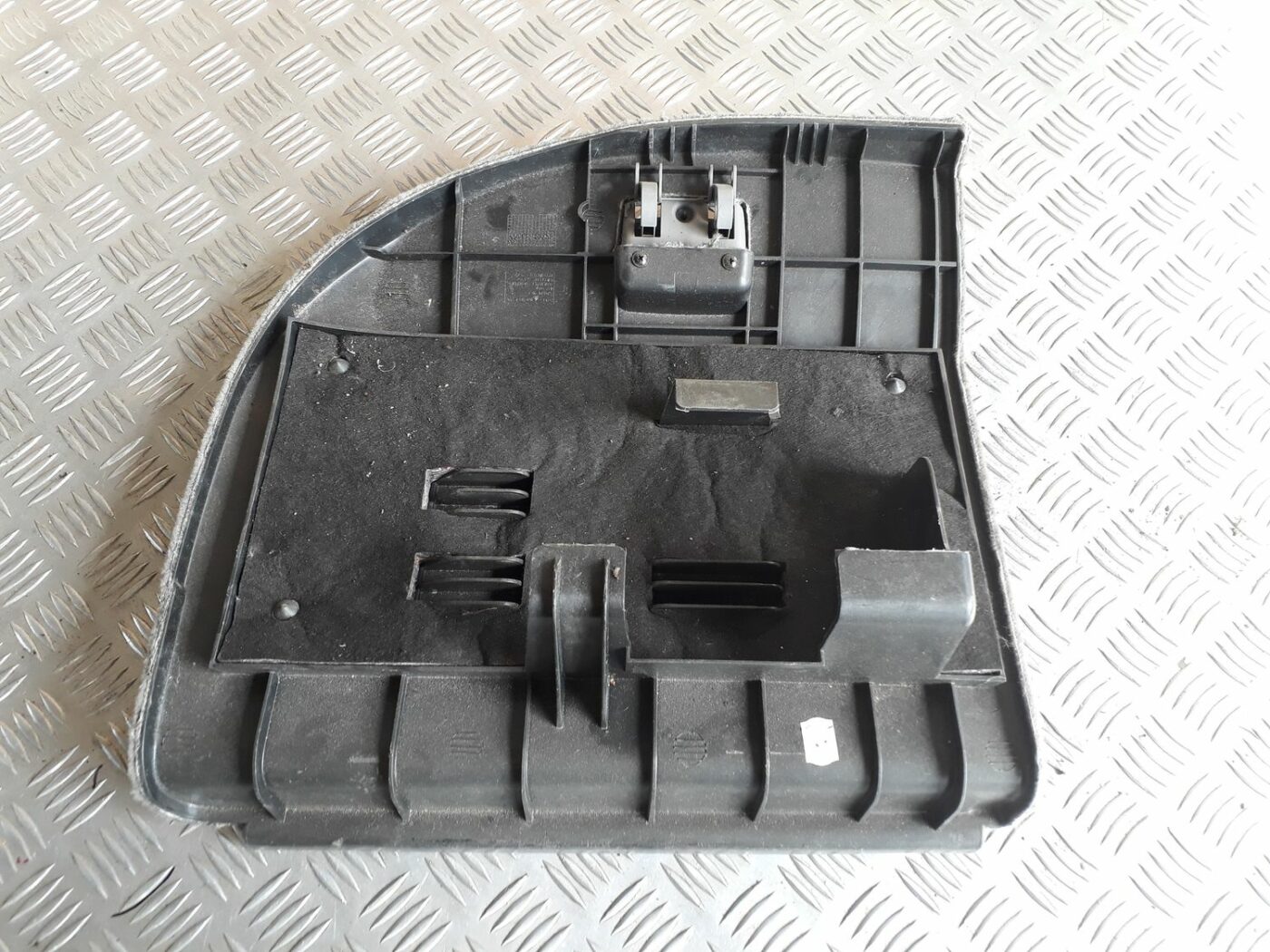 Bagāžnieka nodalījuma sānu apdares lūka priekš BMW 530D E61 2006 TOURING BLUE 2 Bagāžnieka nodalījuma sānu apdares lūka priekš BMW 530D E61 2006 TOURING BLUE