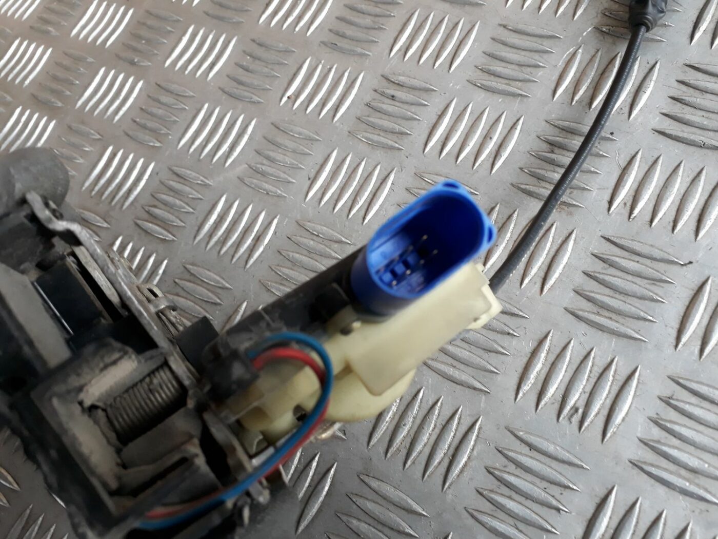 Priekšējo labo durvju slēdzene priekš SEAT IBIZA 2005 5 Priekšējo labo durvju slēdzene priekš SEAT IBIZA 2005