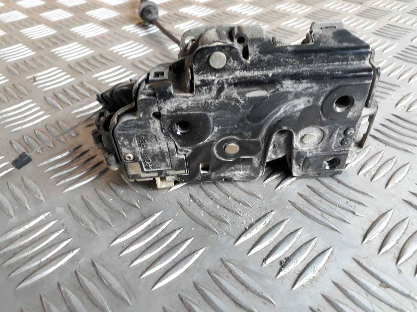 Priekšējo labo durvju slēdzene priekš SEAT IBIZA 2005 3 Priekšējo labo durvju slēdzene priekš SEAT IBIZA 2005