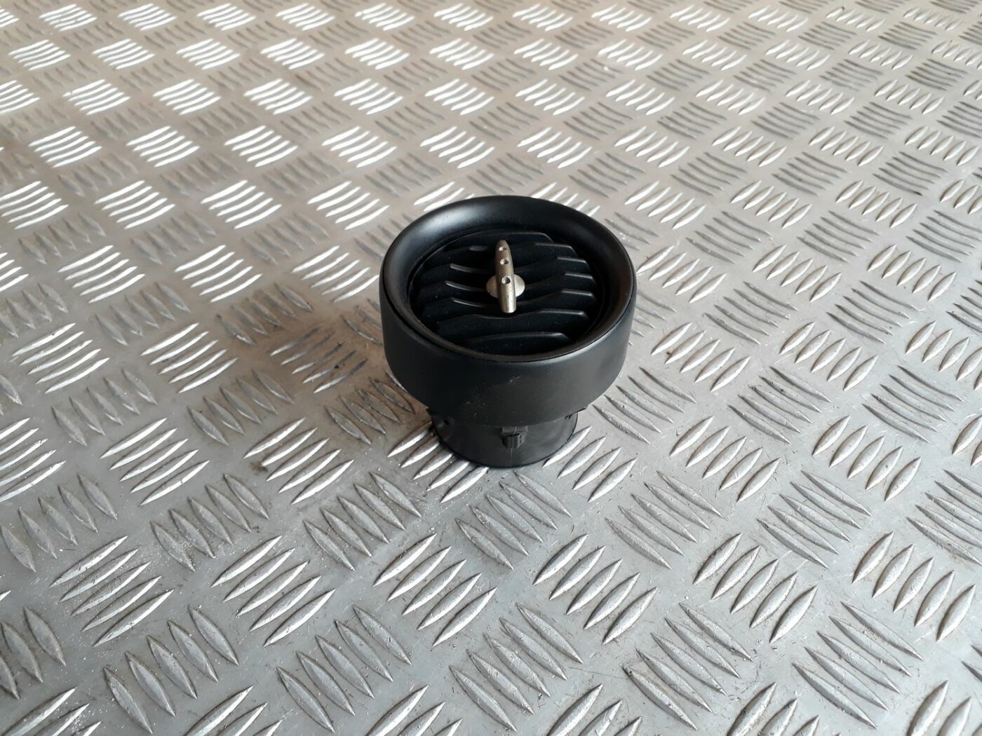 Mērinstrumentu paneļa gaisa vads, centrā priekš SEAT IBIZA 2005 1 Mērinstrumentu paneļa gaisa vads, centrā priekš SEAT IBIZA 2005