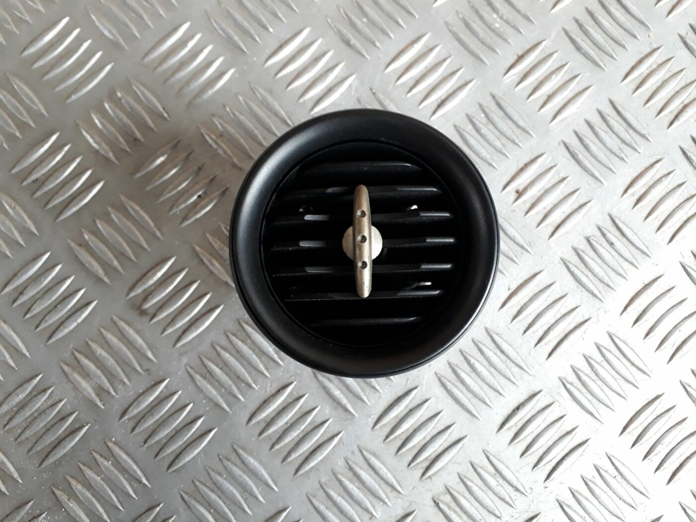 Mērinstrumentu paneļa gaisa vads, centrā priekš SEAT IBIZA 2005 2 Mērinstrumentu paneļa gaisa vads, centrā priekš SEAT IBIZA 2005