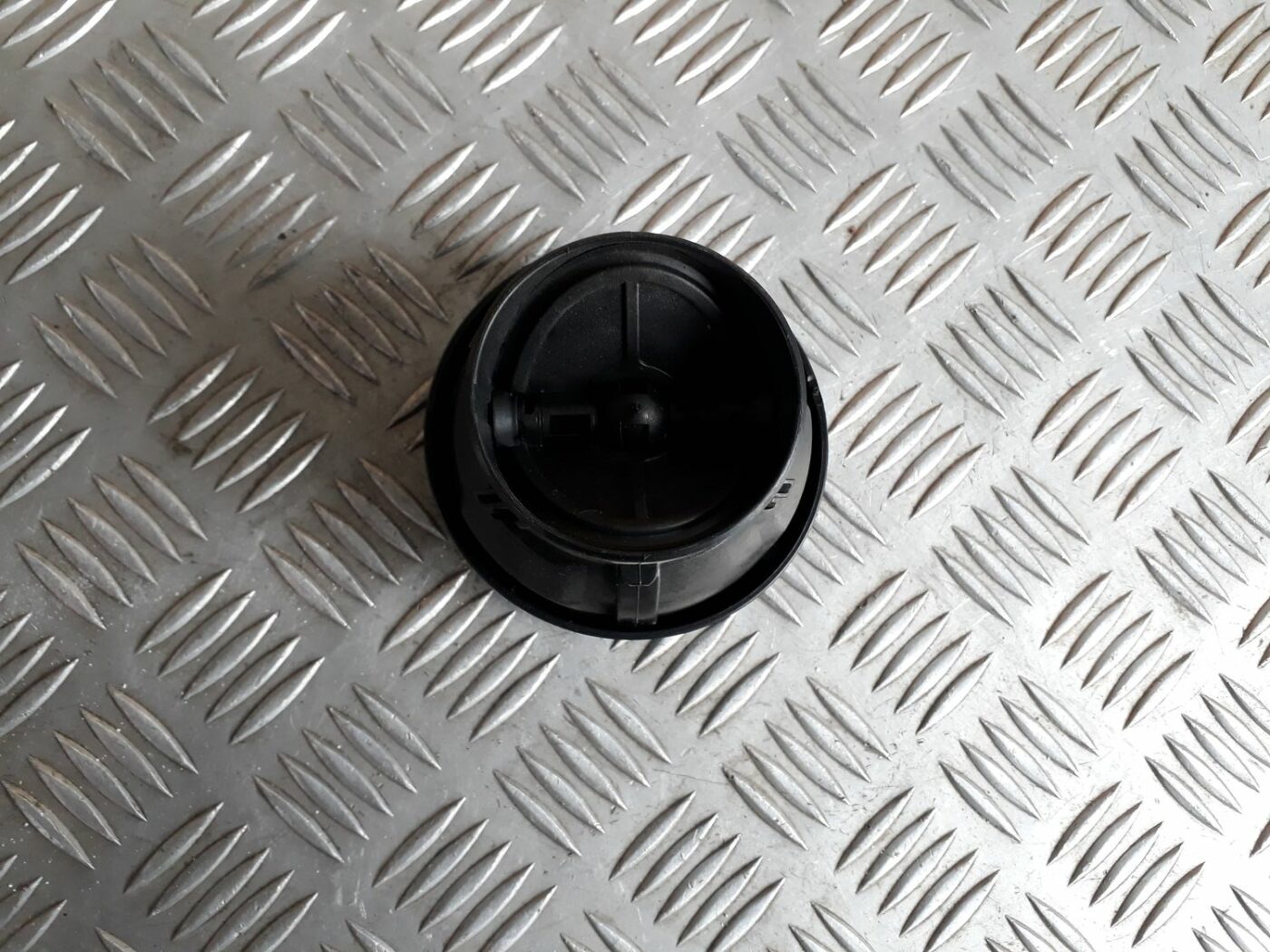 Mērinstrumentu paneļa gaisa vads, centrā priekš SEAT IBIZA 2005 3 Mērinstrumentu paneļa gaisa vads, centrā priekš SEAT IBIZA 2005