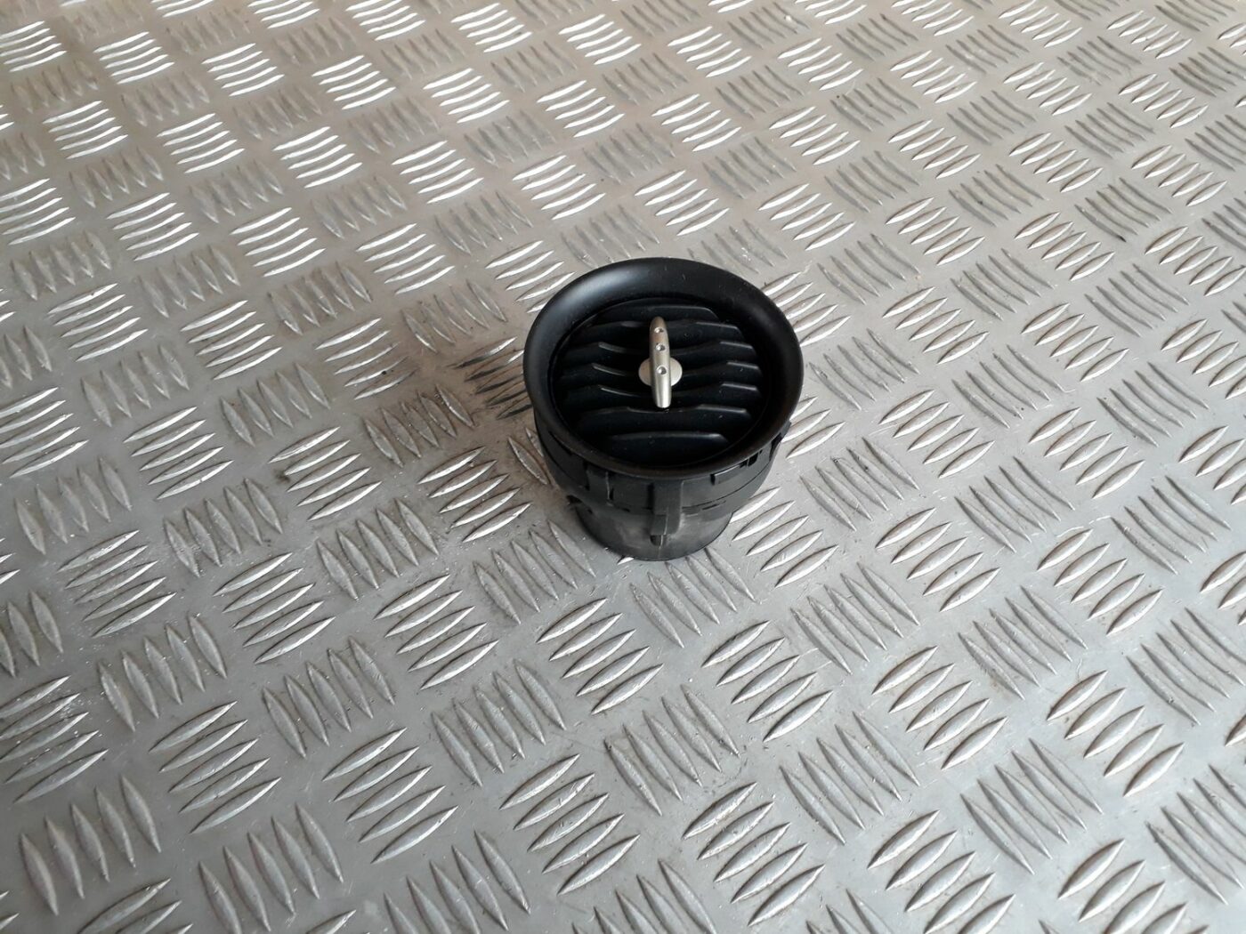 Mērinstrumentu paneļa gaisa vads, centrā priekš SEAT IBIZA 2005 1 Mērinstrumentu paneļa gaisa vads, centrā priekš SEAT IBIZA 2005