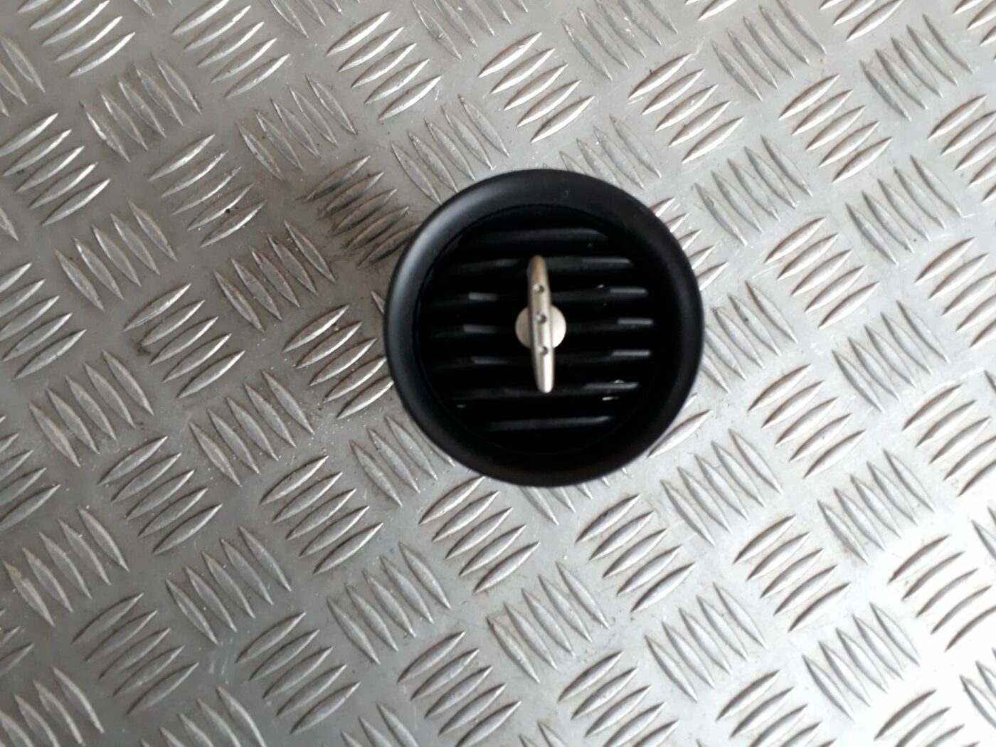 Mērinstrumentu paneļa gaisa vads, centrā priekš SEAT IBIZA 2005 2 Mērinstrumentu paneļa gaisa vads, centrā priekš SEAT IBIZA 2005