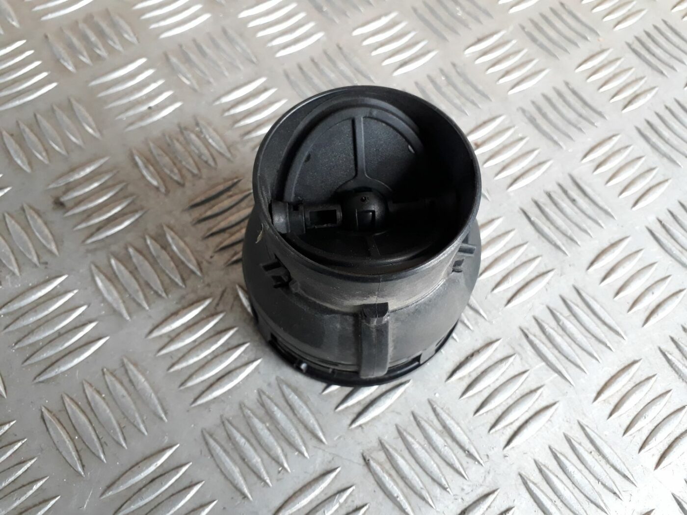 Mērinstrumentu paneļa gaisa vads, centrā priekš SEAT IBIZA 2005 3 Mērinstrumentu paneļa gaisa vads, centrā priekš SEAT IBIZA 2005