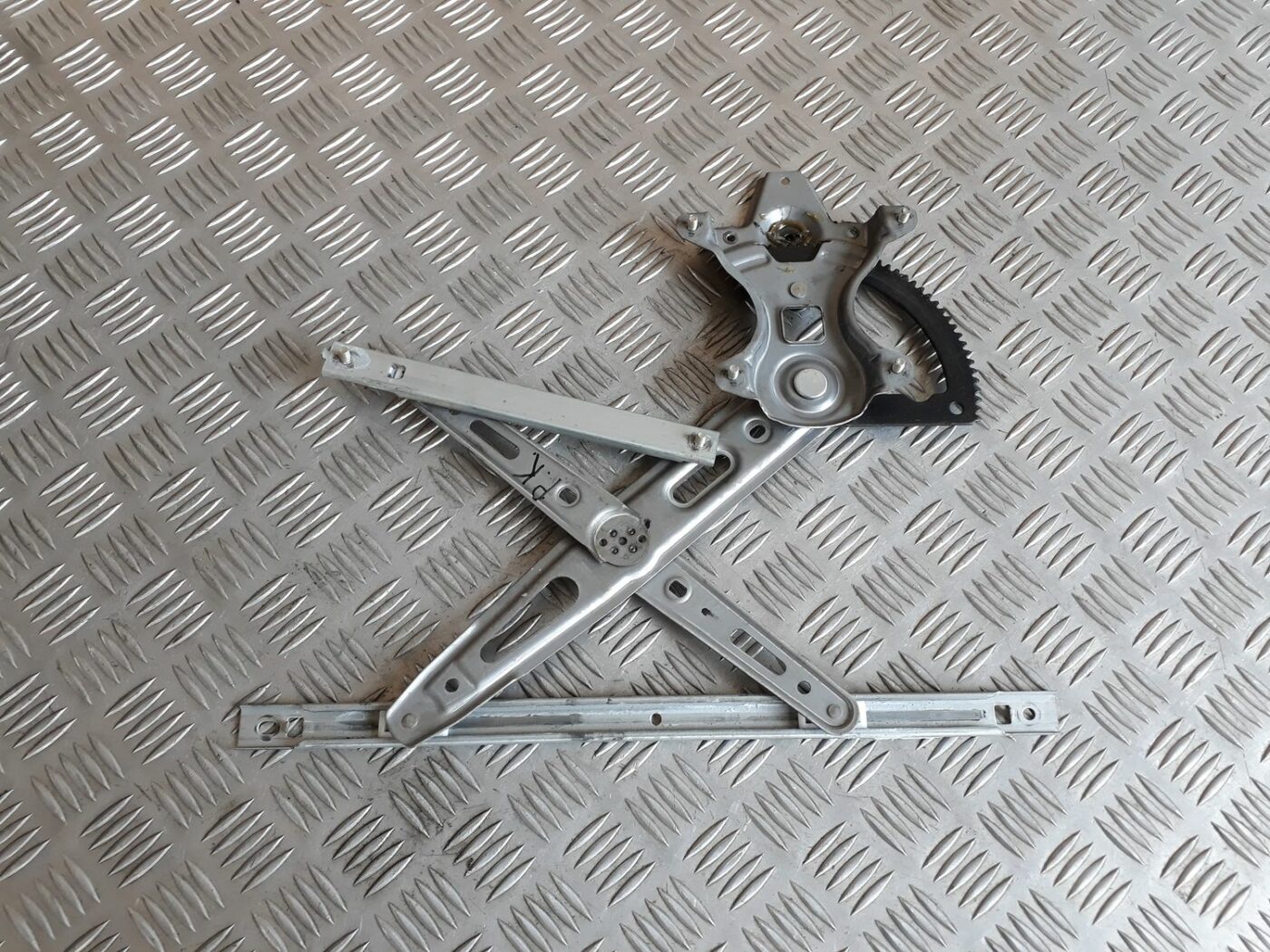 Stikla pacelšanas mehānisms priekšējais kreisais priekš HYUNDAI I20 2011 2 Stikla pacelšanas mehānisms priekšējais kreisais priekš HYUNDAI I20 2011