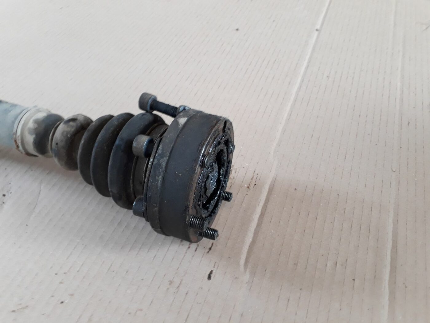 Pusass priekšējā kreisā priekš AUDI A4 1999 3 Pusass priekšējā kreisā priekš AUDI A4 1999