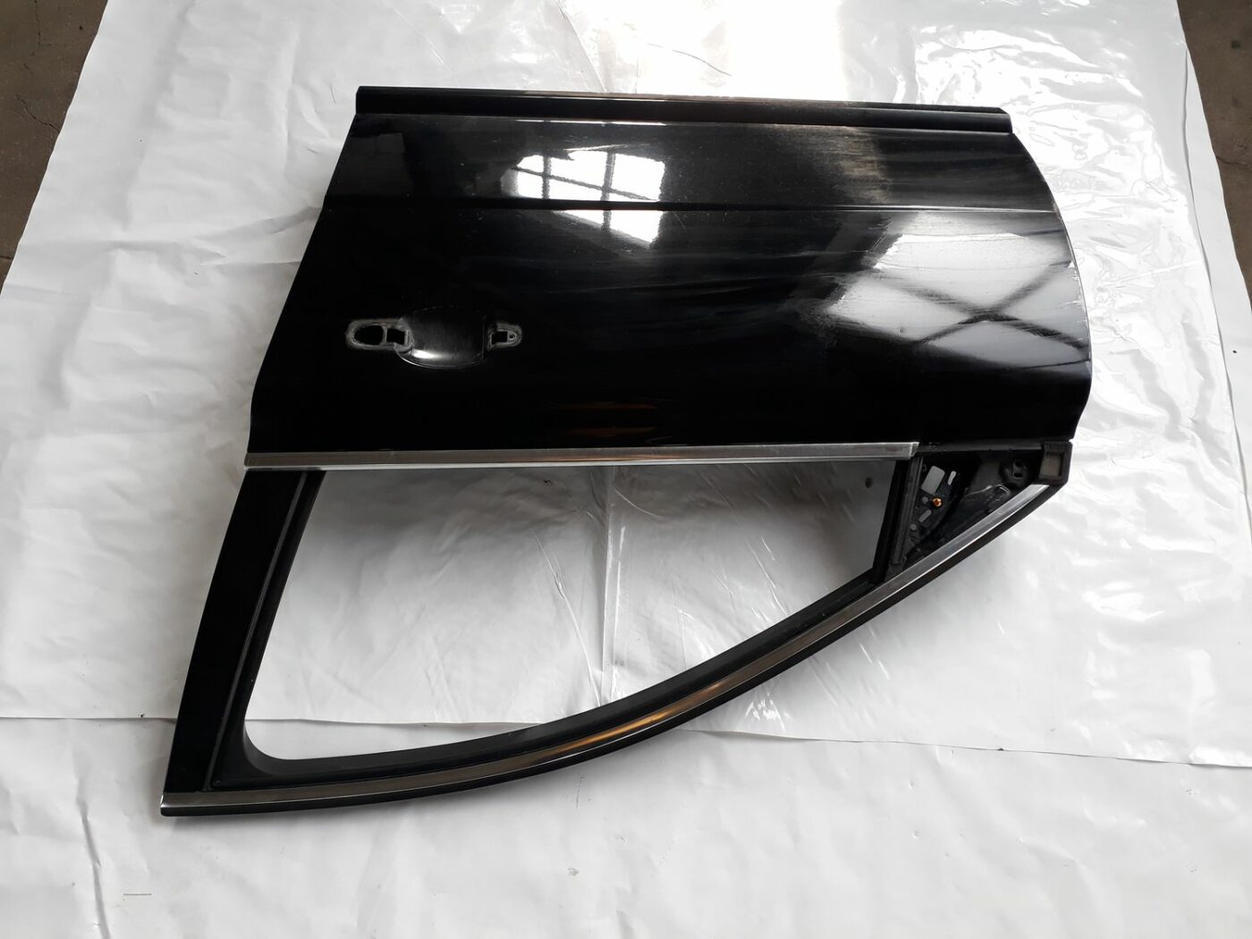 Priekšējās kreisās durvis priekš VOLVO V70 2010 2 Priekšējās kreisās durvis priekš VOLVO V70 2010