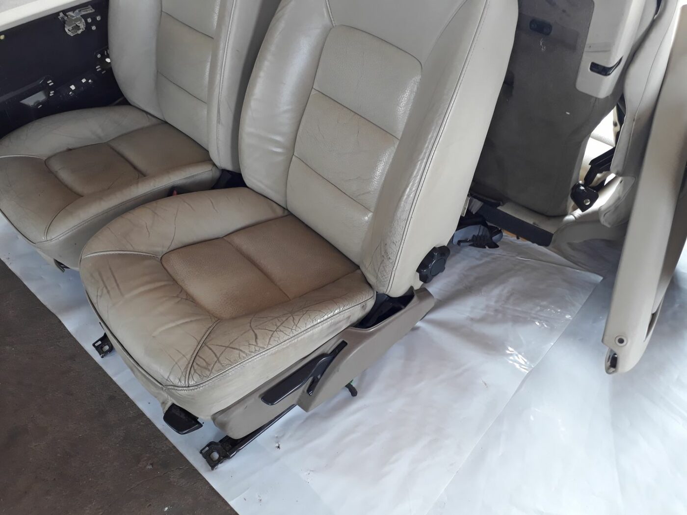 Sēdekļu komplekts priekš VOLVO V70 2010 12 Sēdekļu komplekts priekš VOLVO V70 2010