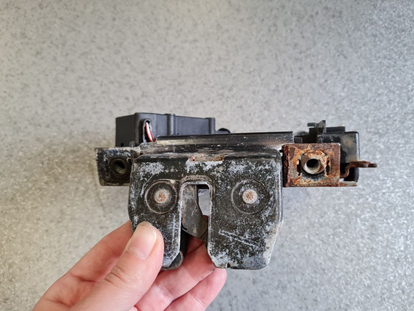 Bagāžnieka vāka slēdzene priekš VOLVO V70 2000 4 Bagāžnieka vāka slēdzene priekš VOLVO V70 2000