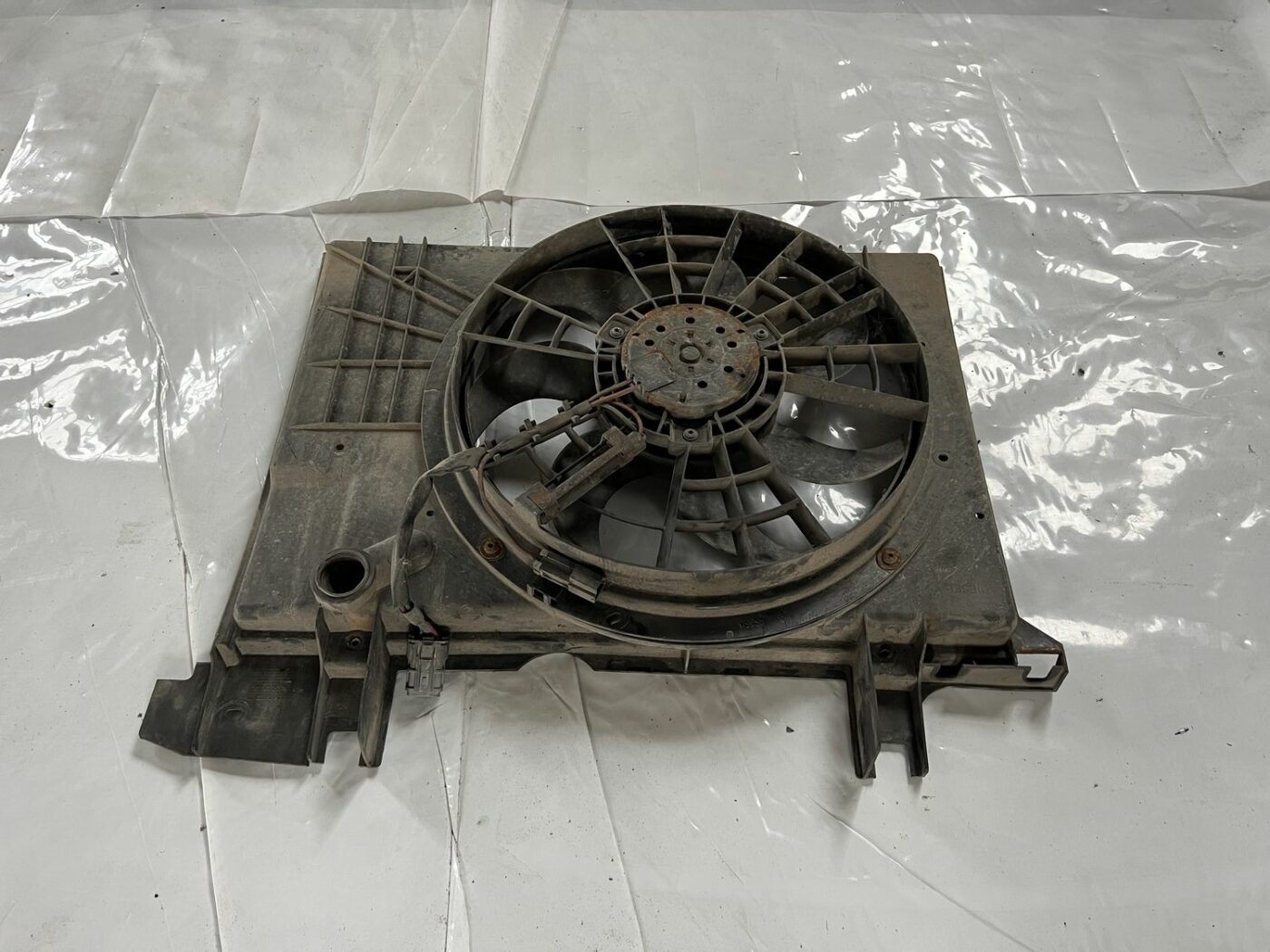 Dzesēšanas radiatora ventilators priekš VOLVO V70 2000 1 Dzesēšanas radiatora ventilators priekš VOLVO V70 2000