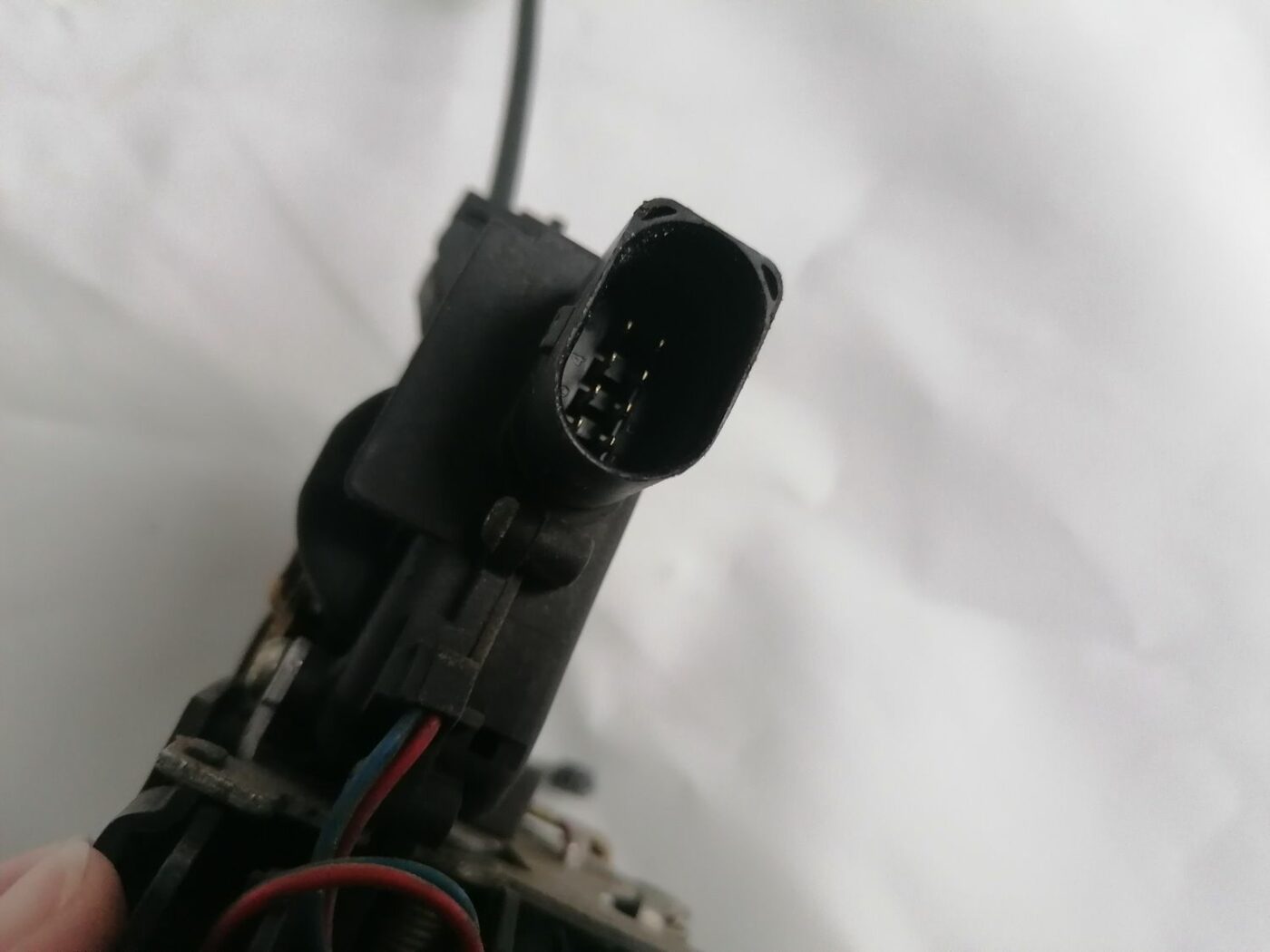 Priekšējo kreiso durvju slēdzene priekš VW NEW BEETLE 2001 4 Priekšējo kreiso durvju slēdzene priekš VW NEW BEETLE 2001