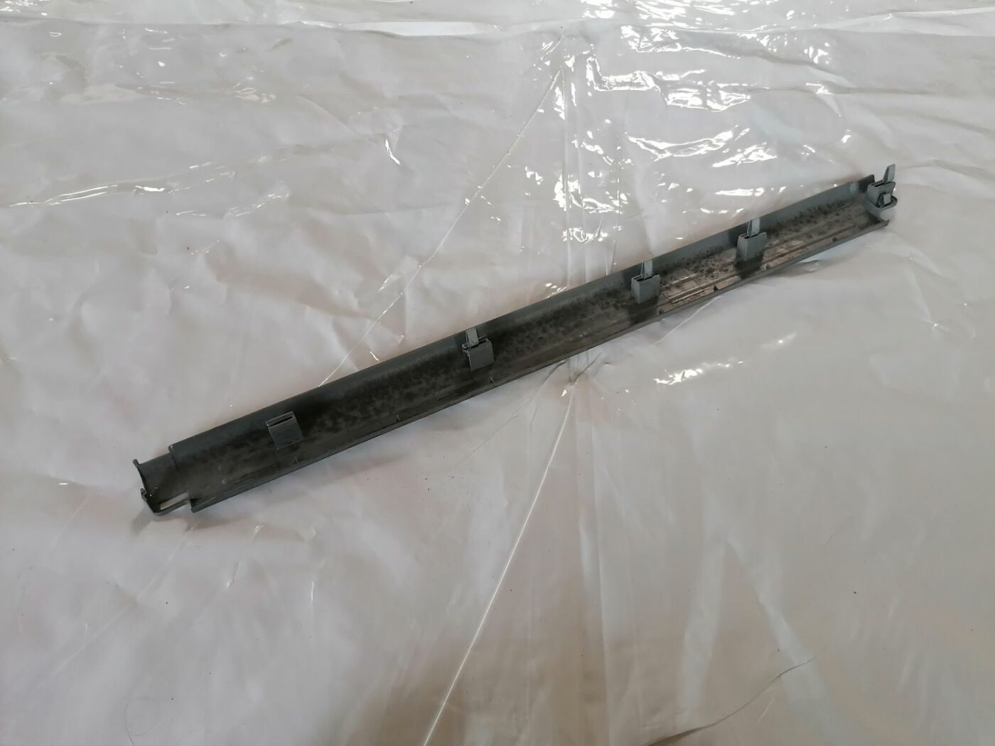 Sliekšņa priekšēja laba uzlika (salonā) priekš VW NEW BEETLE 2001 2 Sliekšņa priekšēja laba uzlika (salonā) priekš VW NEW BEETLE 2001