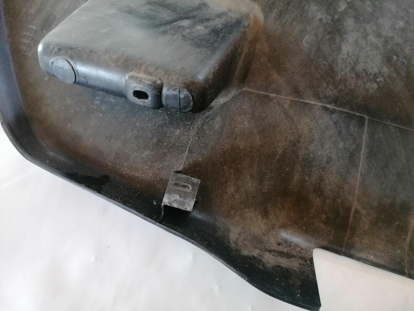 Bagāžnieka vāka liela apdare priekš VW NEW BEETLE 2001 6 Bagāžnieka vāka liela apdare priekš VW NEW BEETLE 2001