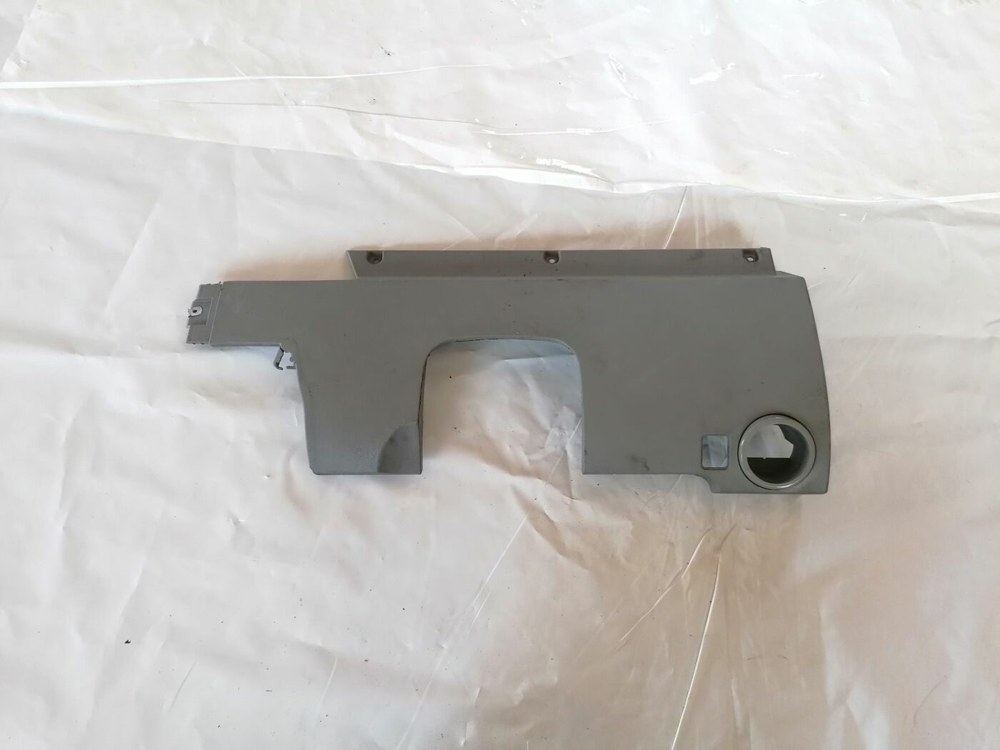 Mērinstrumentu paneļa apdare (zem stūres) priekš VW NEW BEETLE 2001 1 Mērinstrumentu paneļa apdare (zem stūres) priekš VW NEW BEETLE 2001