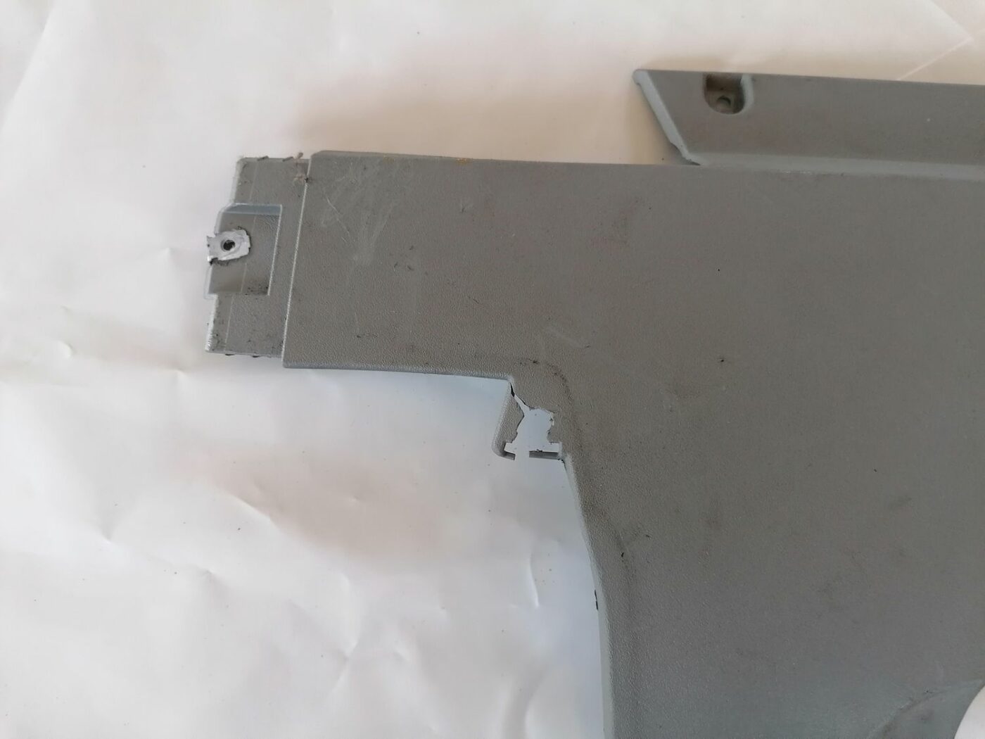 Mērinstrumentu paneļa apdare (zem stūres) priekš VW NEW BEETLE 2001 2 Mērinstrumentu paneļa apdare (zem stūres) priekš VW NEW BEETLE 2001