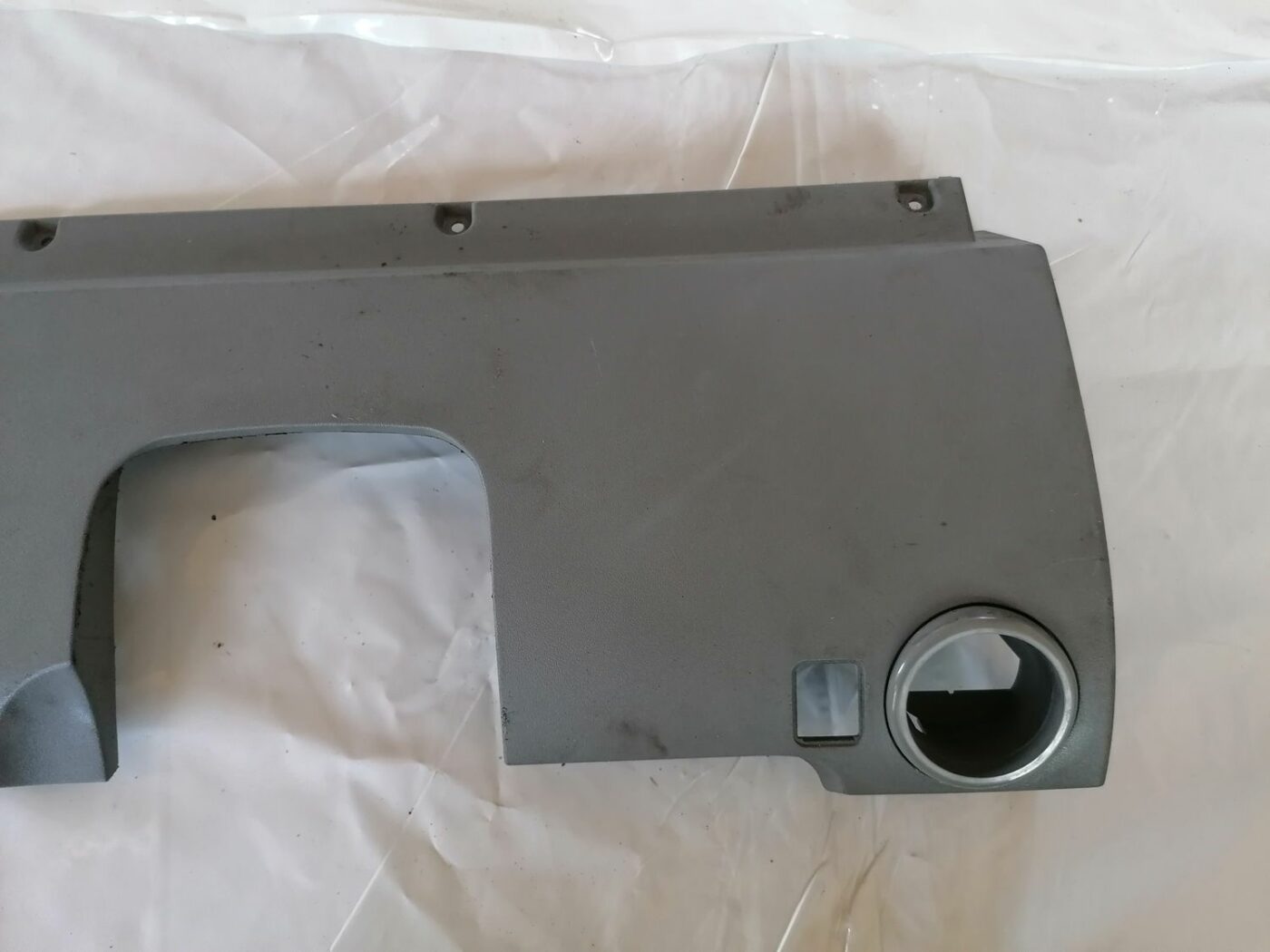 Mērinstrumentu paneļa apdare (zem stūres) priekš VW NEW BEETLE 2001 10 Mērinstrumentu paneļa apdare (zem stūres) priekš VW NEW BEETLE 2001