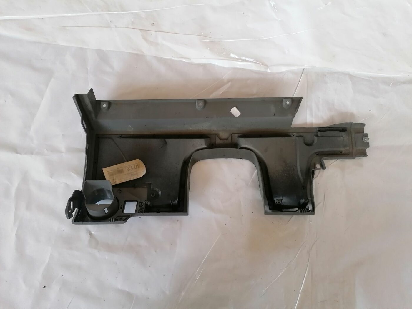 Mērinstrumentu paneļa apdare (zem stūres) priekš VW NEW BEETLE 2001 9 Mērinstrumentu paneļa apdare (zem stūres) priekš VW NEW BEETLE 2001