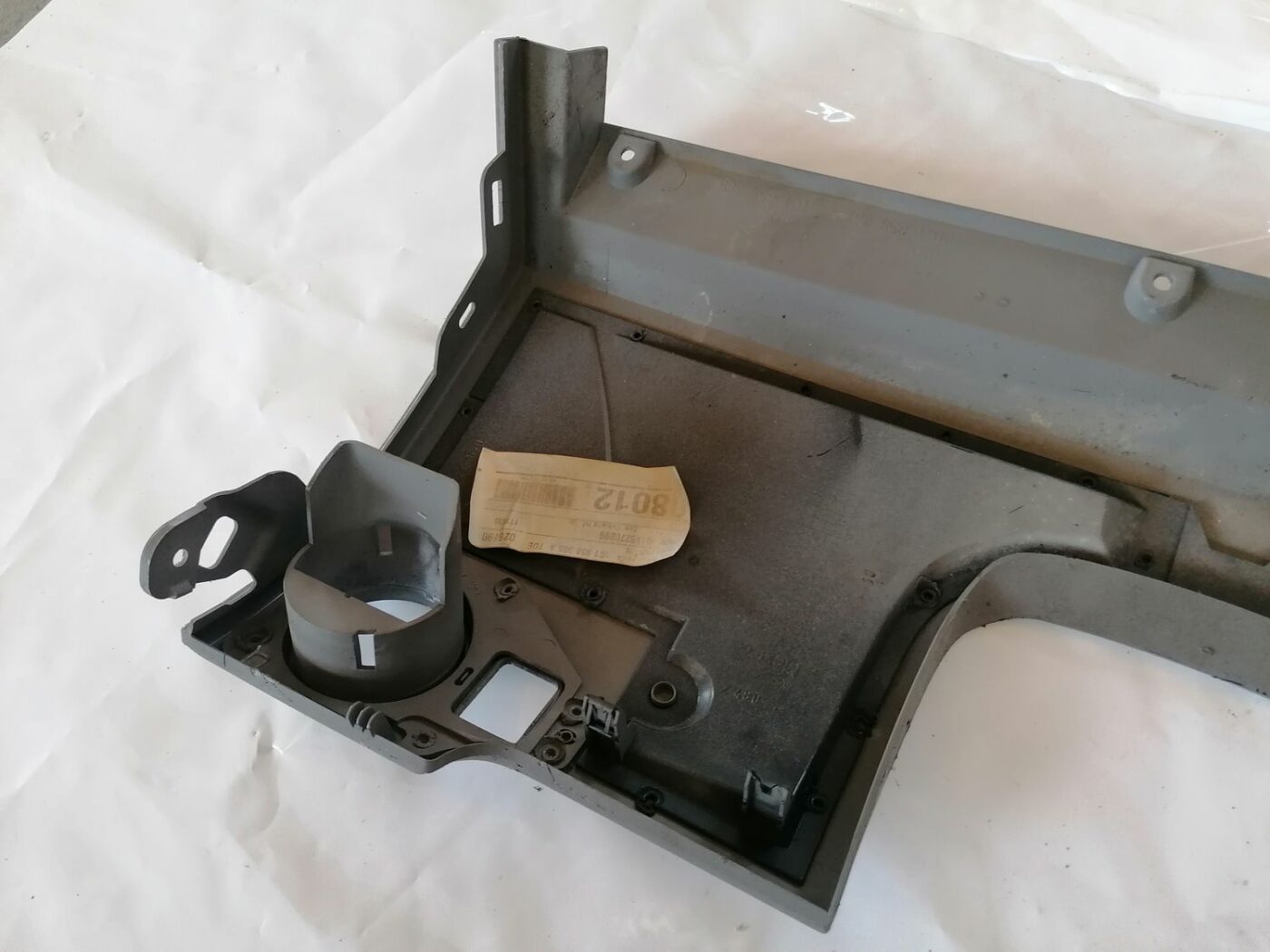 Mērinstrumentu paneļa apdare (zem stūres) priekš VW NEW BEETLE 2001 8 Mērinstrumentu paneļa apdare (zem stūres) priekš VW NEW BEETLE 2001