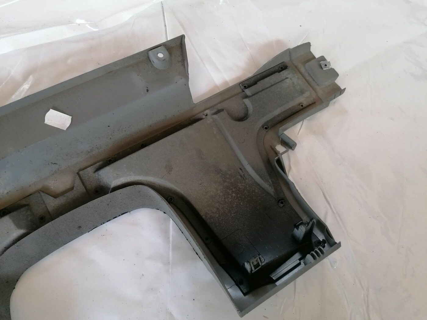 Mērinstrumentu paneļa apdare (zem stūres) priekš VW NEW BEETLE 2001 7 Mērinstrumentu paneļa apdare (zem stūres) priekš VW NEW BEETLE 2001