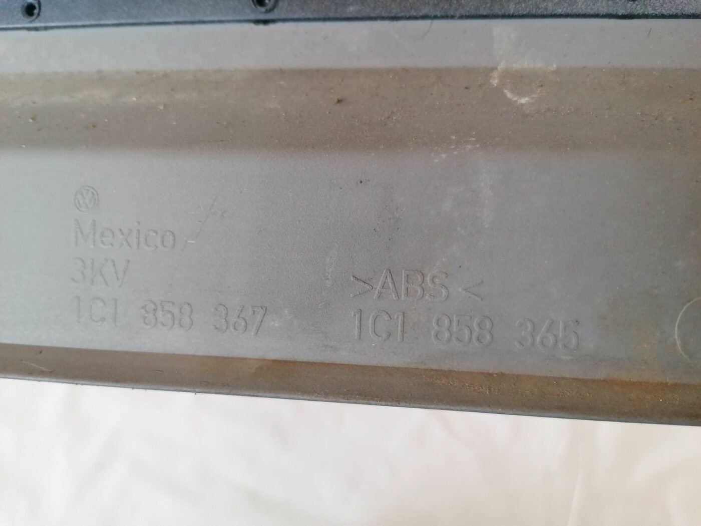 Mērinstrumentu paneļa apdare (zem stūres) priekš VW NEW BEETLE 2001 5 Mērinstrumentu paneļa apdare (zem stūres) priekš VW NEW BEETLE 2001