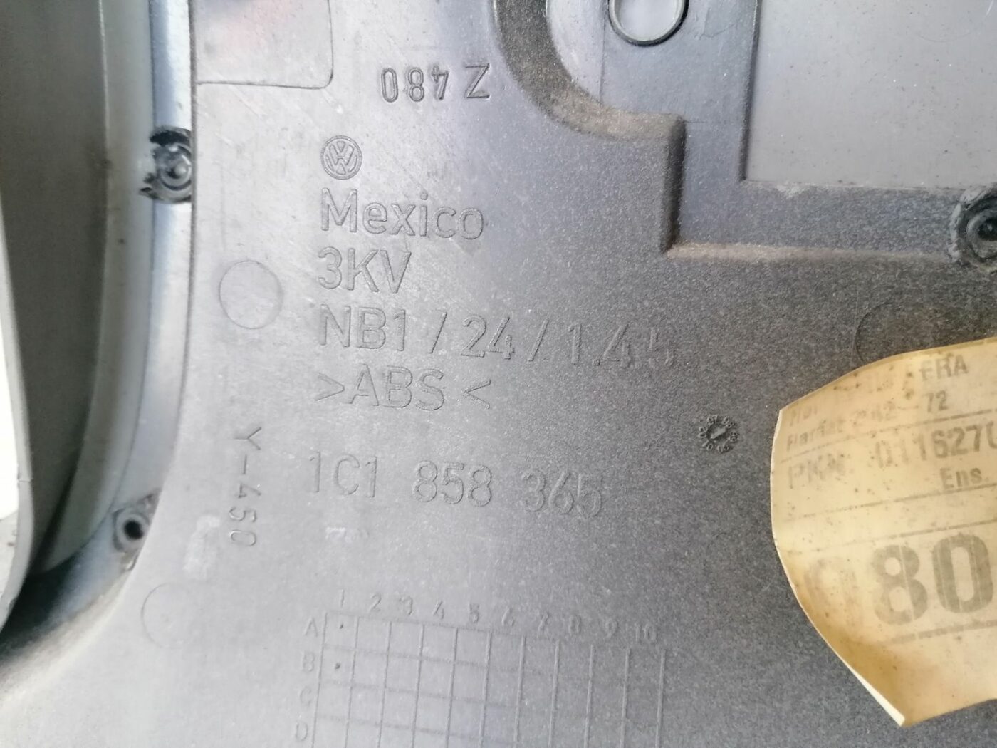 Mērinstrumentu paneļa apdare (zem stūres) priekš VW NEW BEETLE 2001 4 Mērinstrumentu paneļa apdare (zem stūres) priekš VW NEW BEETLE 2001