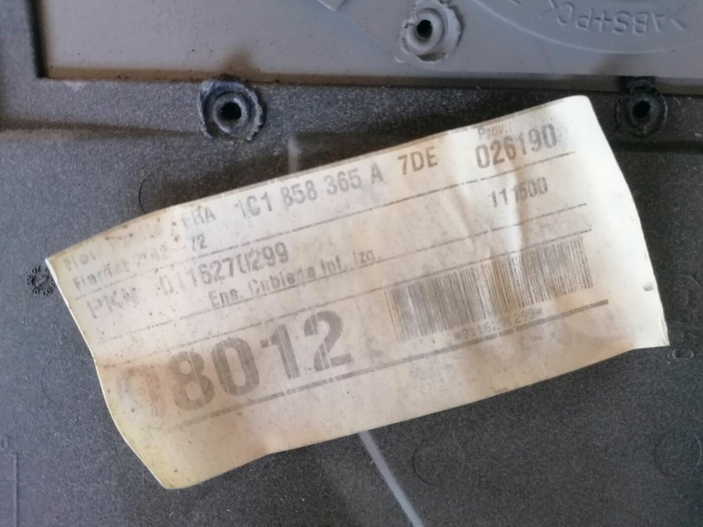 Mērinstrumentu paneļa apdare (zem stūres) priekš VW NEW BEETLE 2001 3 Mērinstrumentu paneļa apdare (zem stūres) priekš VW NEW BEETLE 2001