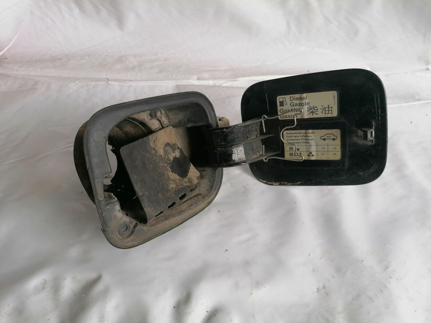 Degvielas tvertnes vāks priekš VW NEW BEETLE 2001 4 Degvielas tvertnes vāks priekš VW NEW BEETLE 2001