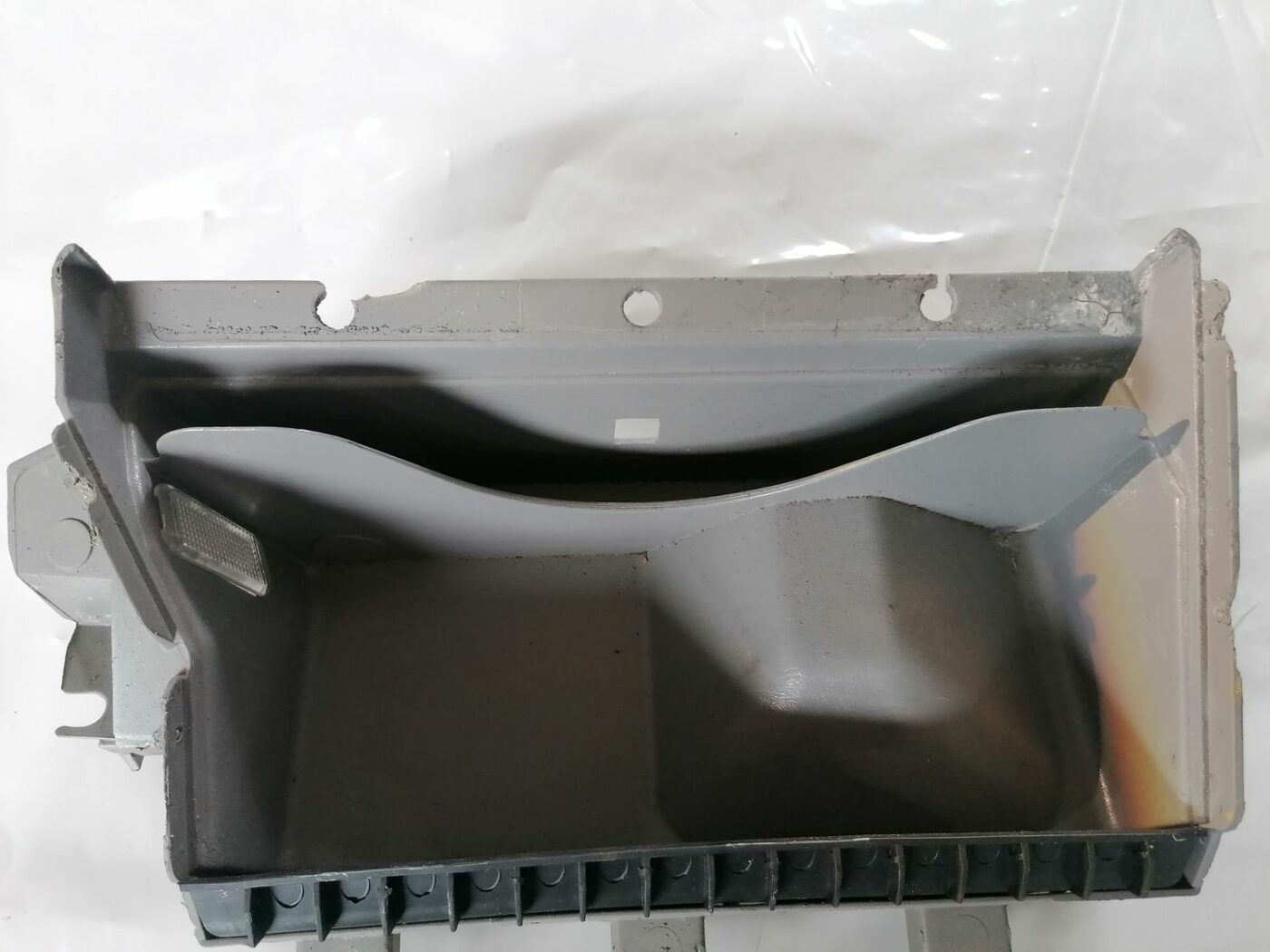 Mantu glabāšanas nodalījums pasažiera pusē priekš VW NEW BEETLE 2001 2 Mantu glabāšanas nodalījums pasažiera pusē priekš VW NEW BEETLE 2001