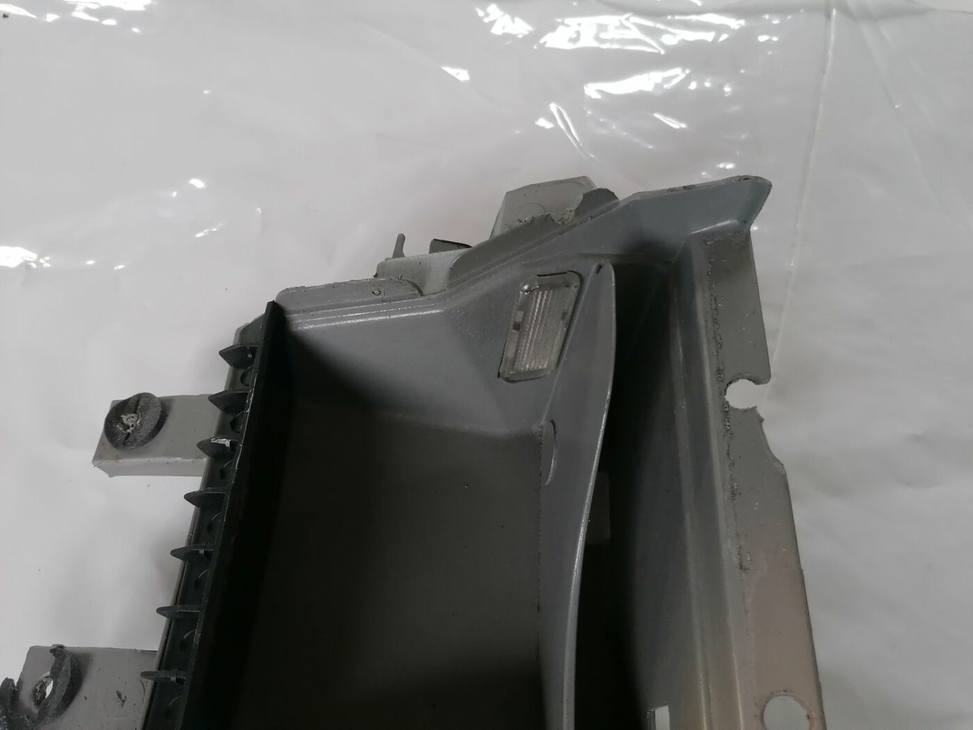 Mantu glabāšanas nodalījums pasažiera pusē priekš VW NEW BEETLE 2001 7 Mantu glabāšanas nodalījums pasažiera pusē priekš VW NEW BEETLE 2001