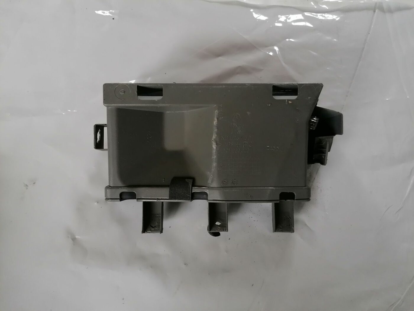 Mantu glabāšanas nodalījums pasažiera pusē priekš VW NEW BEETLE 2001 4 Mantu glabāšanas nodalījums pasažiera pusē priekš VW NEW BEETLE 2001