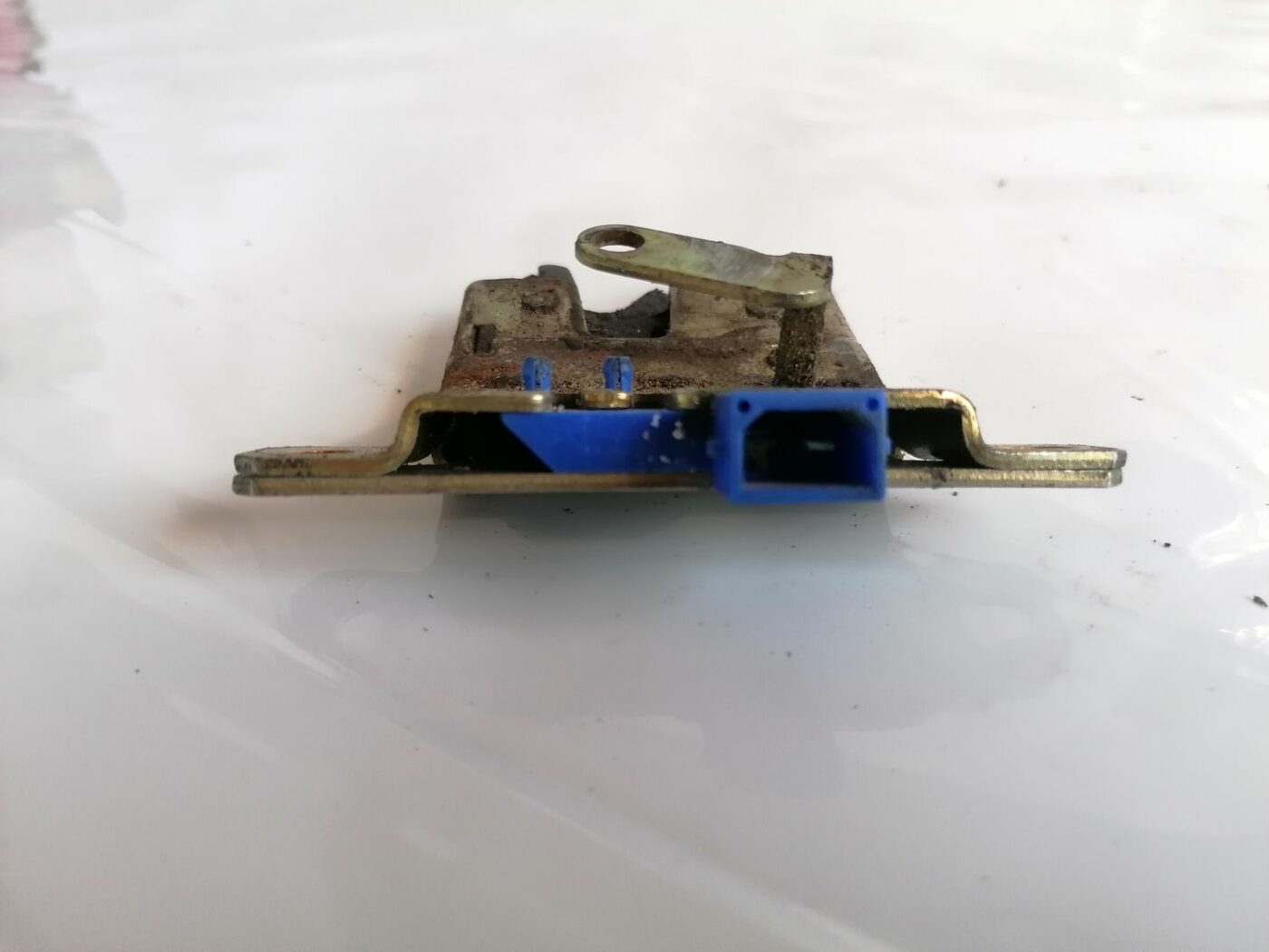 Bagāžnieka vāka slēdzene priekš AUDI A4 2001 SEDAN 4 Bagāžnieka vāka slēdzene priekš AUDI A4 2001 SEDAN