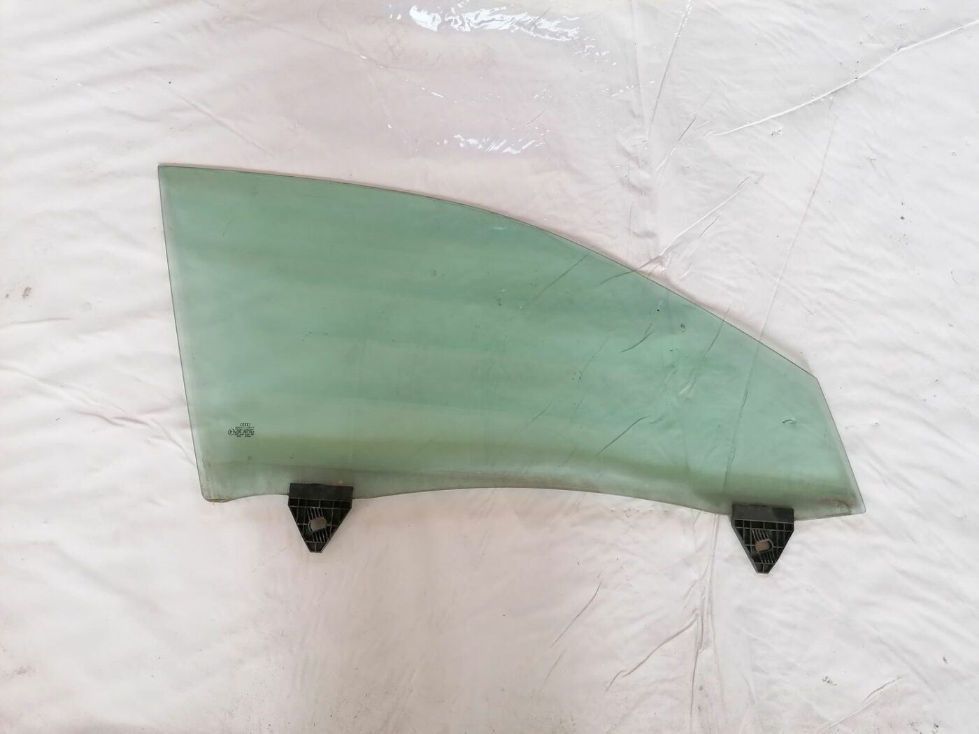 Priekšējo labo durvju stikls priekš AUDI A4 2001 SEDAN 1 Priekšējo labo durvju stikls priekš AUDI A4 2001 SEDAN