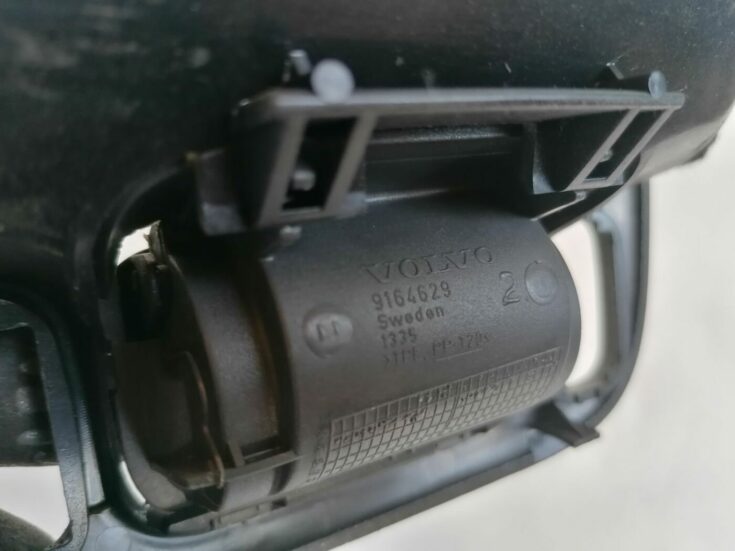 Centrālās konsoles nodalījums priekš VOLVO V70 2000