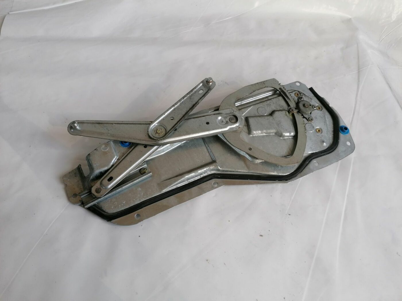 Stikla pacelšanas mehānisms aizmugurējais labais priekš VOLVO V70 2000 3 Stikla pacelšanas mehānisms aizmugurējais labais priekš VOLVO V70 2000