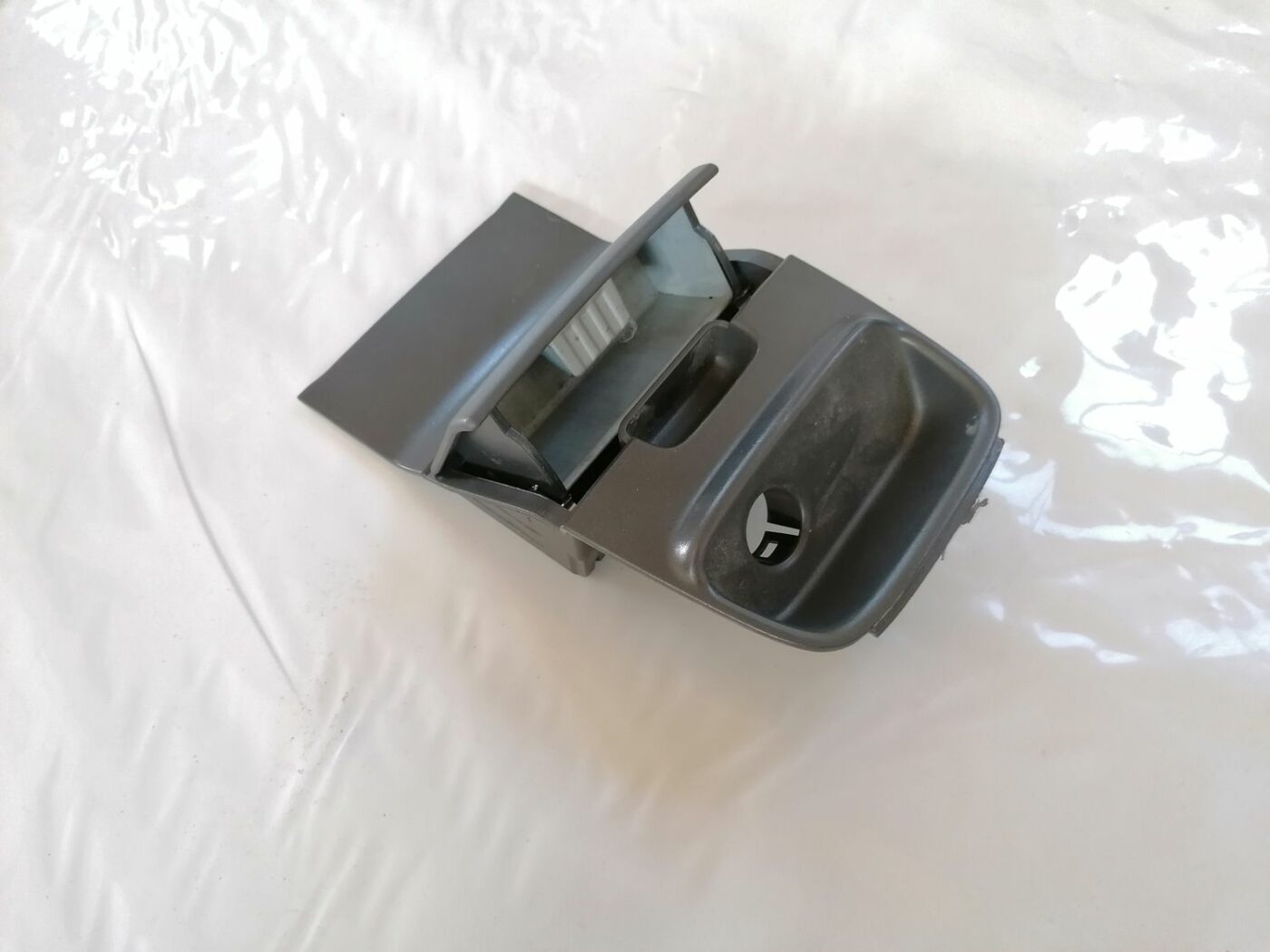 Pelnu trauks priekš VOLVO V70 2000 2 Pelnu trauks priekš VOLVO V70 2000