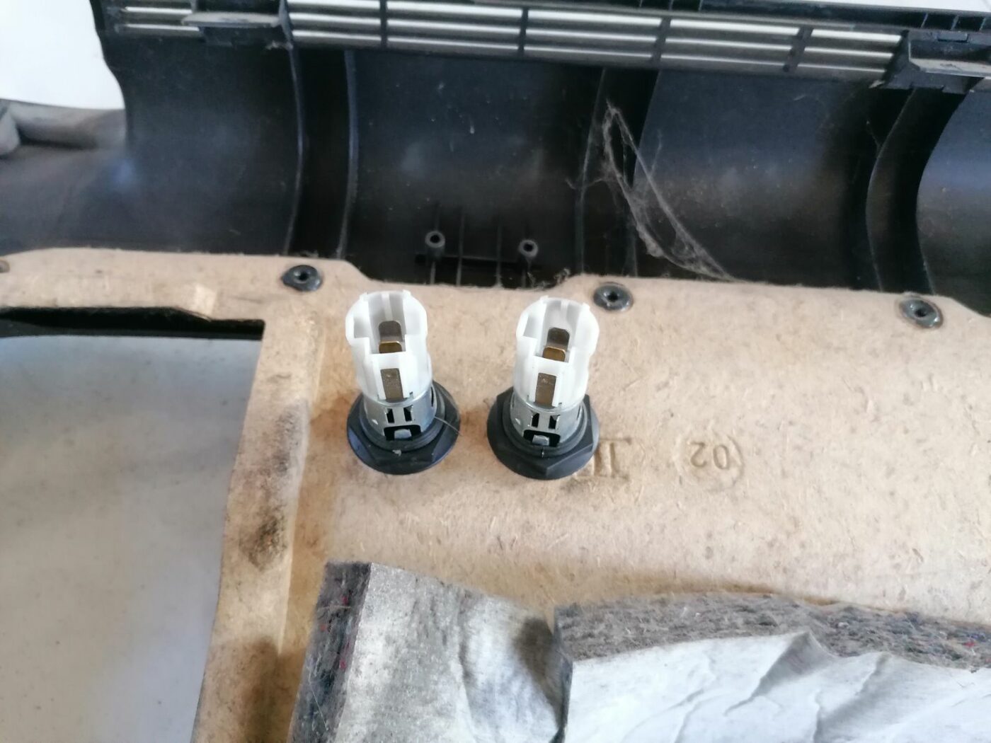 Bagāžnieka nodalījuma sānu apdare priekš VW PASSAT 2003 UNIVERSAL BLUE 4 Bagāžnieka nodalījuma sānu apdare priekš VW PASSAT 2003 UNIVERSAL BLUE