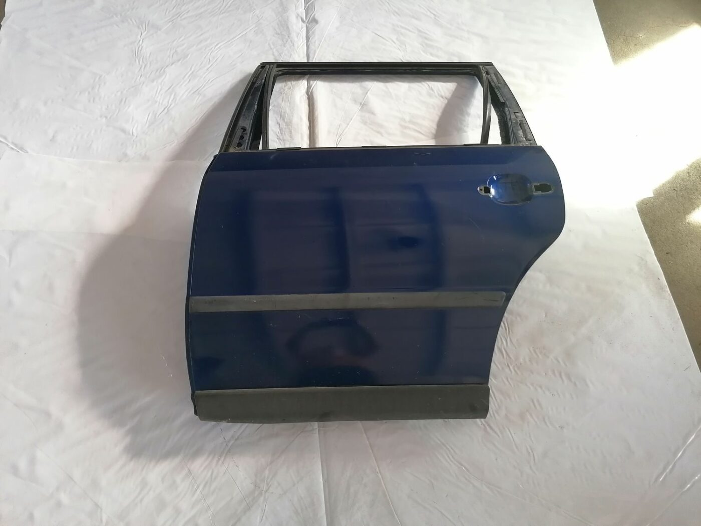 Aizmugurējās kreisās durvis priekš VW PASSAT 2003 UNIVERSAL BLUE 1 Aizmugurējās kreisās durvis priekš VW PASSAT 2003 UNIVERSAL BLUE