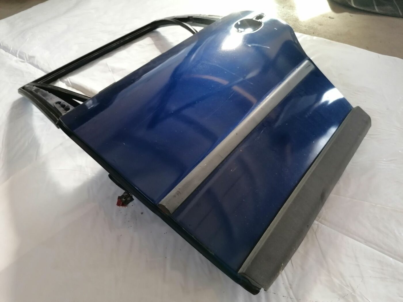 Aizmugurējās kreisās durvis priekš VW PASSAT 2003 UNIVERSAL BLUE 2 Aizmugurējās kreisās durvis priekš VW PASSAT 2003 UNIVERSAL BLUE