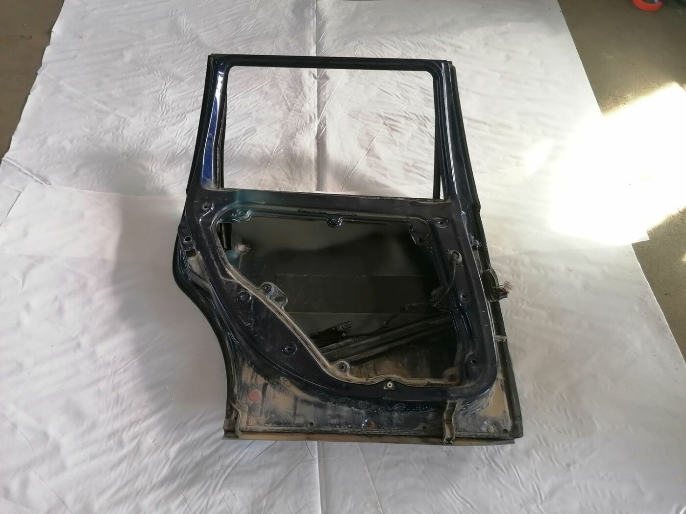 Aizmugurējās kreisās durvis priekš VW PASSAT 2003 UNIVERSAL BLUE 6 Aizmugurējās kreisās durvis priekš VW PASSAT 2003 UNIVERSAL BLUE