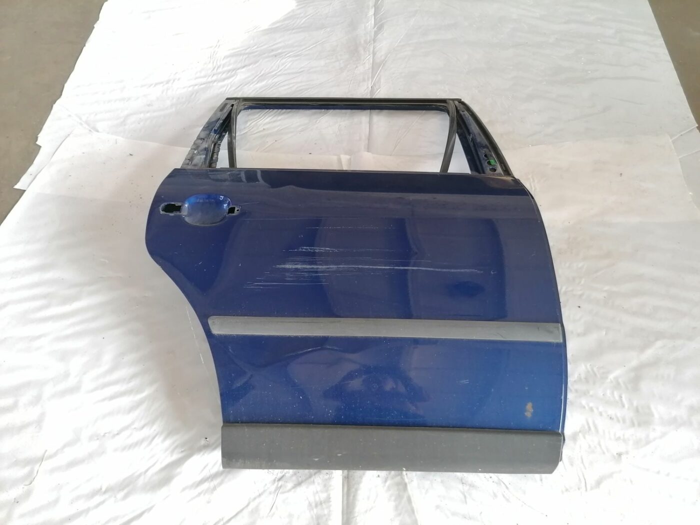Aizmugurējās labās durvis priekš VW PASSAT 2003 UNIVERSAL BLUE 1 Aizmugurējās labās durvis priekš VW PASSAT 2003 UNIVERSAL BLUE
