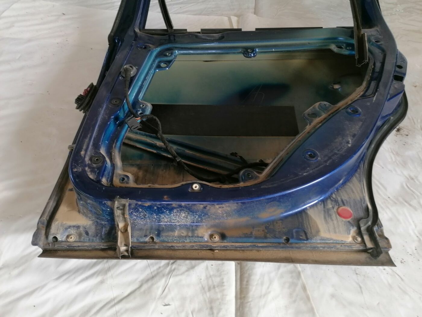 Aizmugurējās labās durvis priekš VW PASSAT 2003 UNIVERSAL BLUE 4 Aizmugurējās labās durvis priekš VW PASSAT 2003 UNIVERSAL BLUE