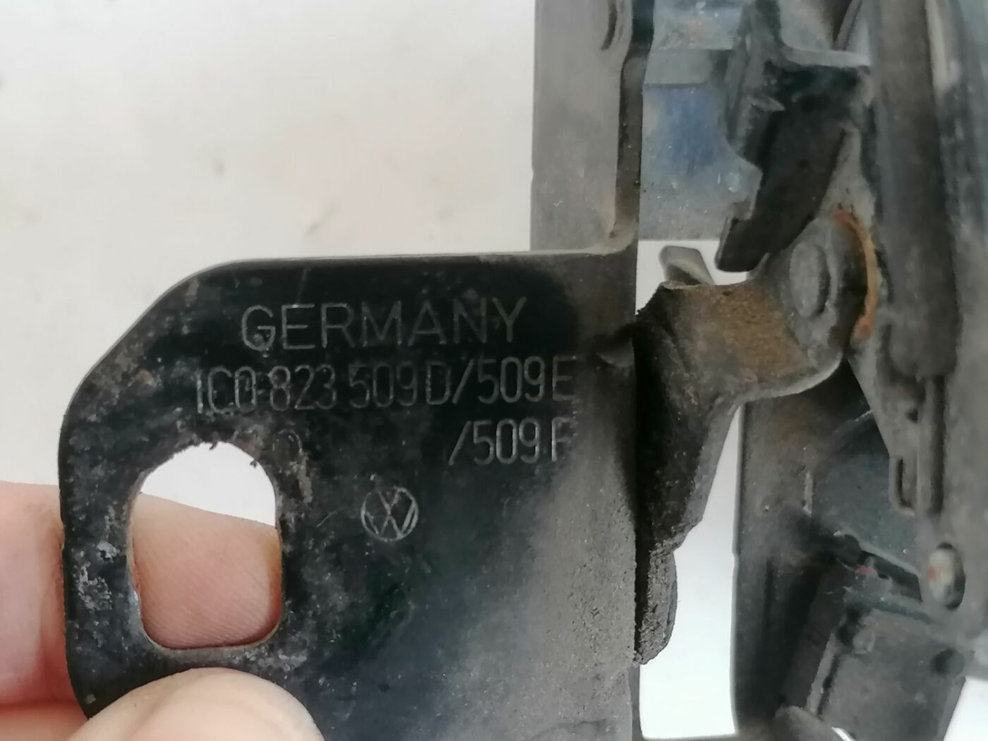 Pārsega slēdzene priekš VW PASSAT 2003 UNIVERSAL BLUE 3 Pārsega slēdzene priekš VW PASSAT 2003 UNIVERSAL BLUE