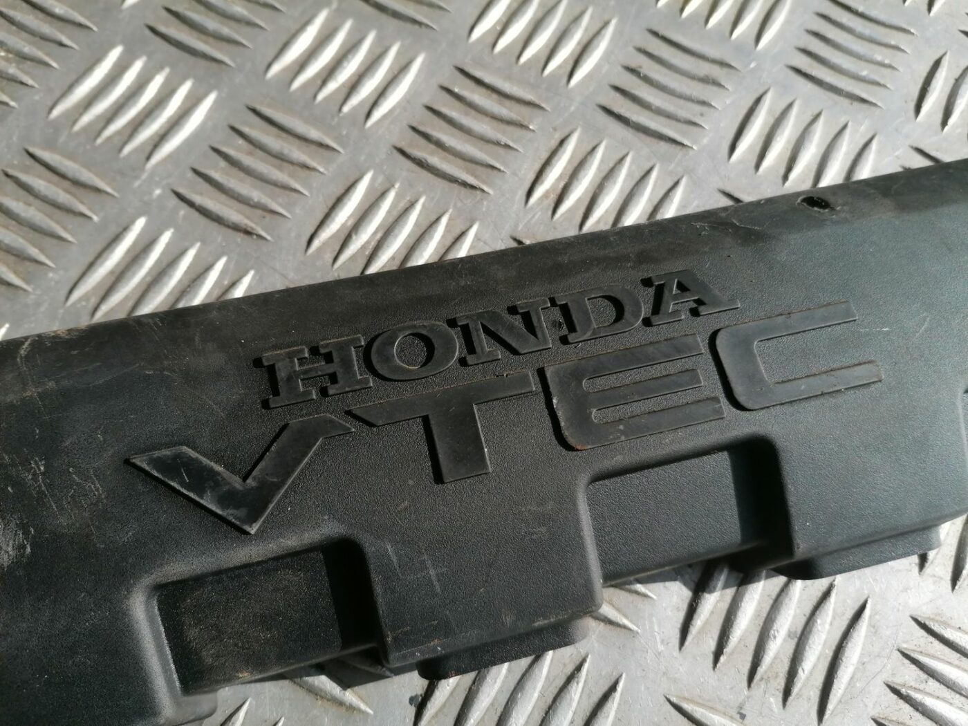 Dzinēja dekoratīva vāka daļa priekš HONDA CIVIC 2004 7 Dzinēja dekoratīva vāka daļa priekš HONDA CIVIC 2004